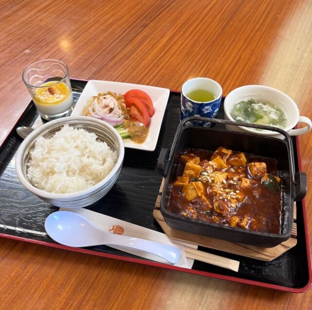 只今、フォレストでは新メニュー「夏限定」鉄鍋熱熱麻婆豆腐&FOREST風棒棒鶏の提供が始まりました🔥
連日お客様には大人気でフォレスト自慢のメニューになりました♪
是非、鉄鍋の上で熱熱に仕上がった麻婆豆腐をお召し上がりください🥵
お食事のみのお客様もお待ちしております🤗

 #フォレストカントリークラブ
#日本海カントリークラブ
#G7カントリークラブ
#ザフォレストカントリークラブ
#大村湾カントリークラブ
#ボナリ高原ゴルフクラブ
#G8富士カントリークラブ
#ウエストワンズカンツリークラブ
#宜野座カントリークラブ
#小国神社
#ゴルフ
#自然
#レストラン
#ランチ
#美味しい
#ゴルフ女子
#ゴルフ
#ゴルフ繋がり
#ゴルフ大好き